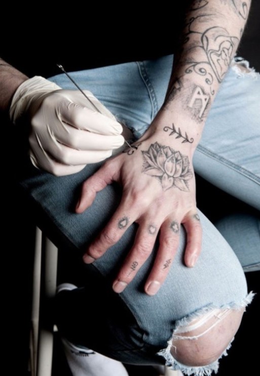 手刺刺青、機械刺青差別是？連泫雅都瘋迷的手刺刺青比較好？